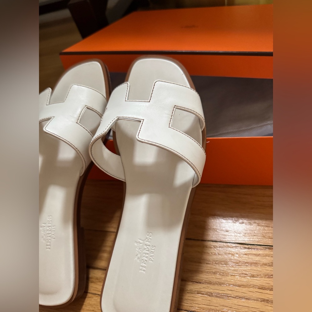 White Sandals dust bag 
And  box 
Excelente condition 
Use 2 time